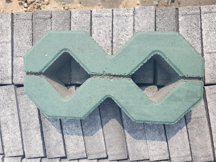 八字草坪砖